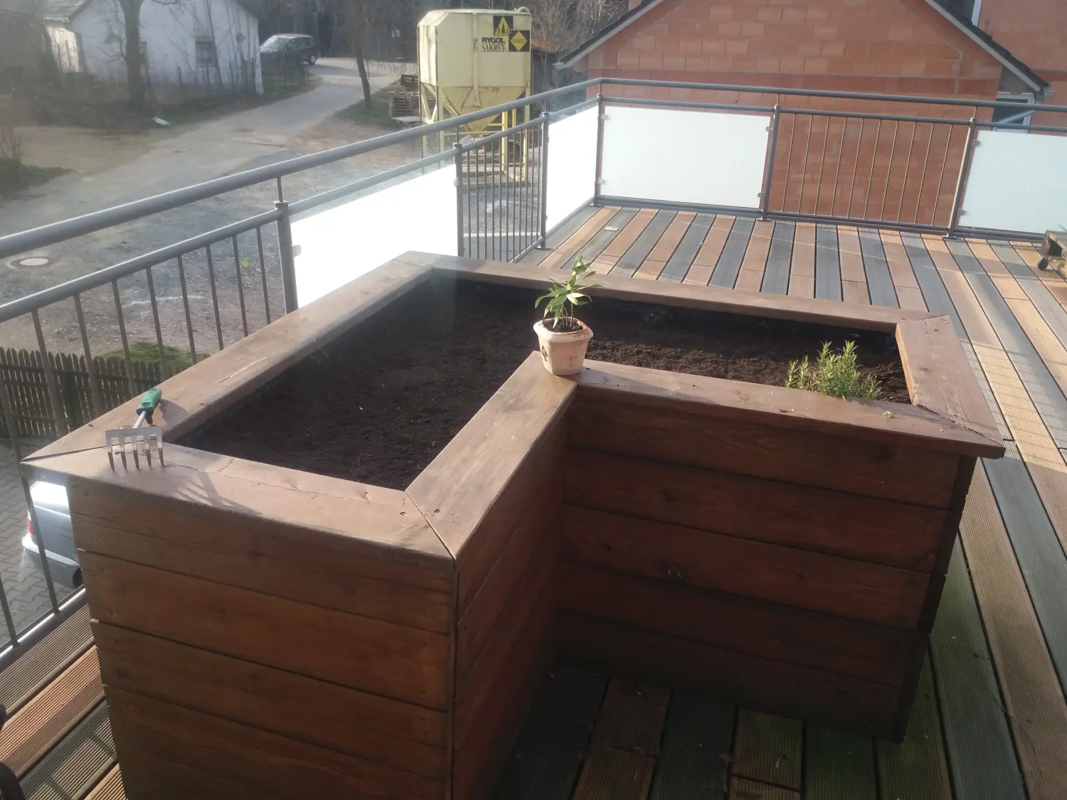 MAVI Bau & Dienstleistungen - Bauarbeiten - Aussenanlagen Hochbeet + Terasse