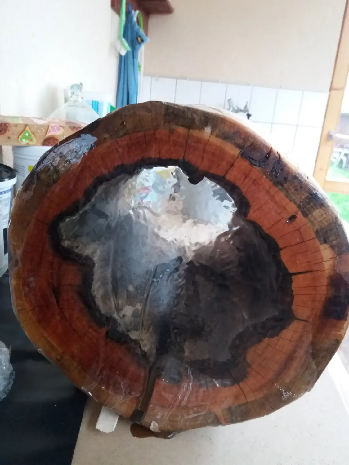 MAVI Bau & Dienstleistungen - Bauarbeiten - Dekoration Baumstamm mit Gießharz