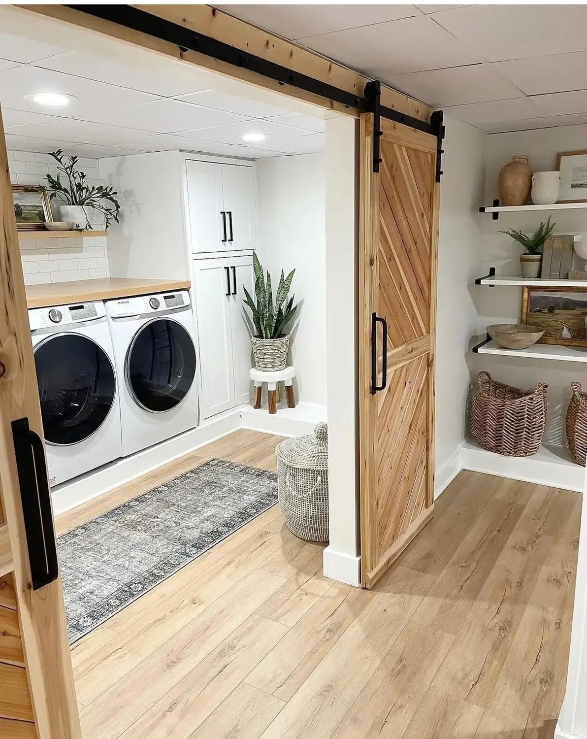 MAVI Bau & Dienstleistungen - Bauarbeiten - Holzschiebetüre und Vinylboden