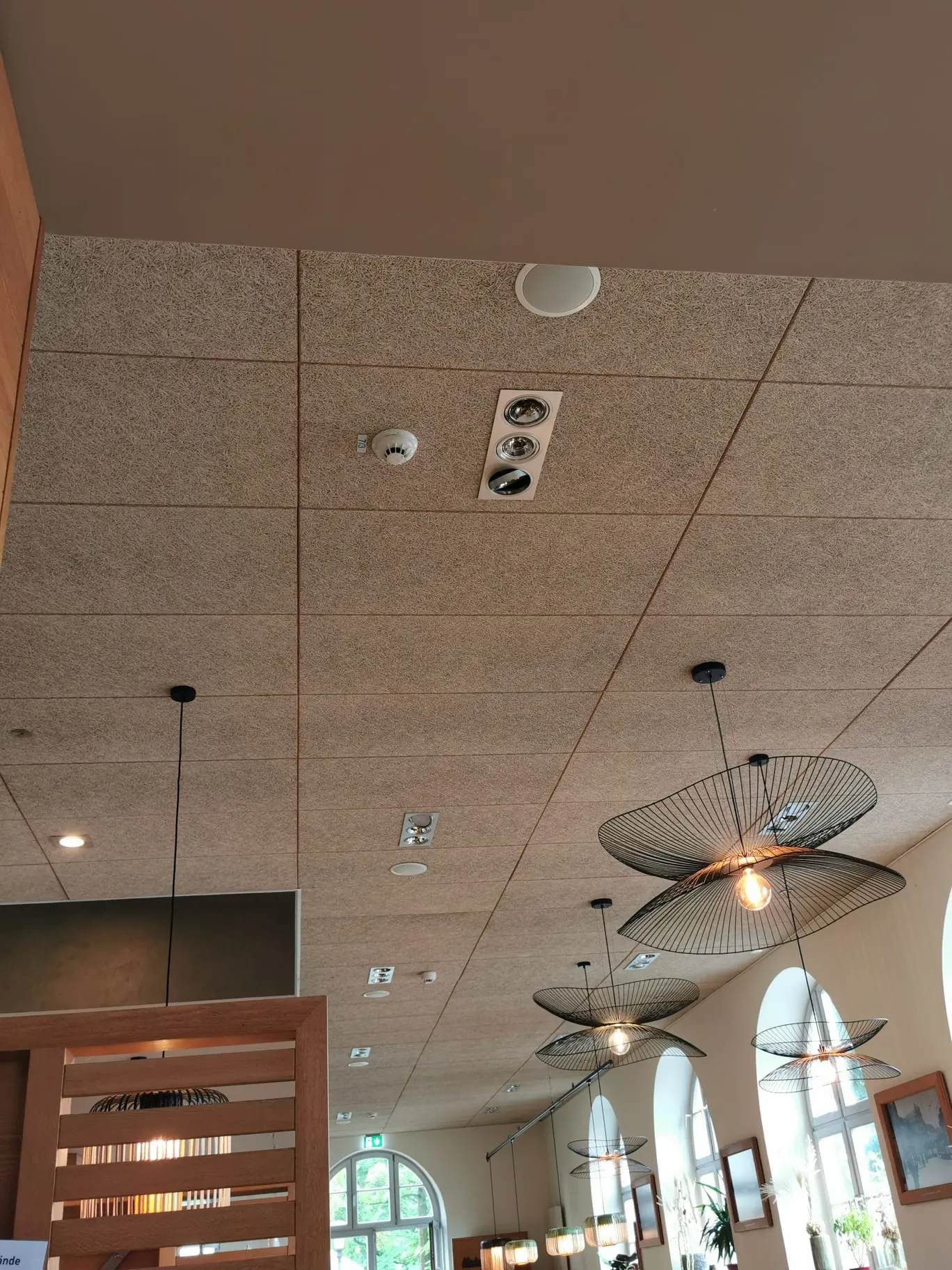 MAVI Bau & Dienstleistungen - Bauarbeiten -Innendecke nach der Renovierung